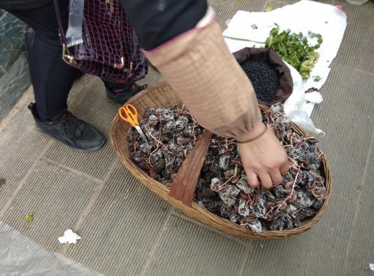 稀罕|大叔路边卖“稀罕”小吃,10元一斤不涨价,顾客错过要等一年