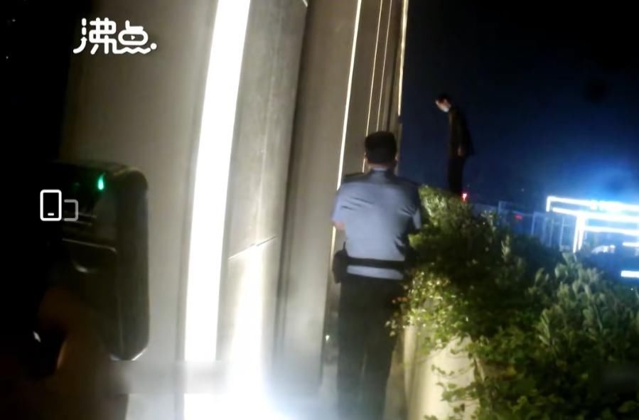 轻生|民警喊话欠债轻生男替他还钱:带了一万,不够找我