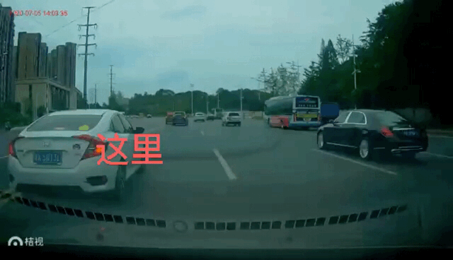  违法行为|长沙一面包车撞劳斯莱斯，交警定责了！