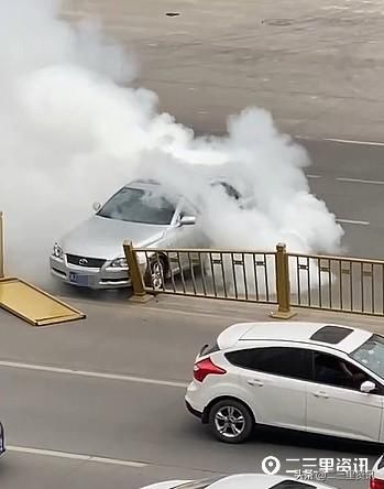  被困|车撞护栏直冒白烟，司机昏迷被困，3名热心市民冲上去施救