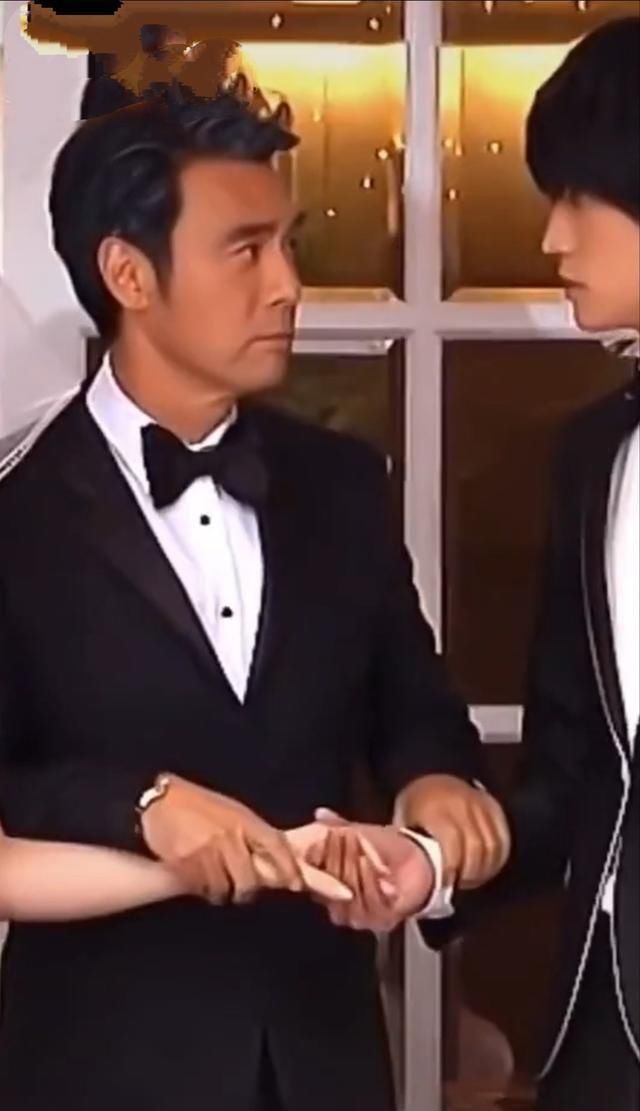  眼泪|钟镇涛参加女儿婚礼转身偷抹眼泪显不舍