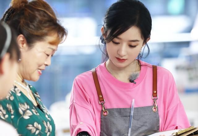  终究|公开妥协! 《中餐厅》官博晒赵丽颖干活剧照, 恶剪的终究要还