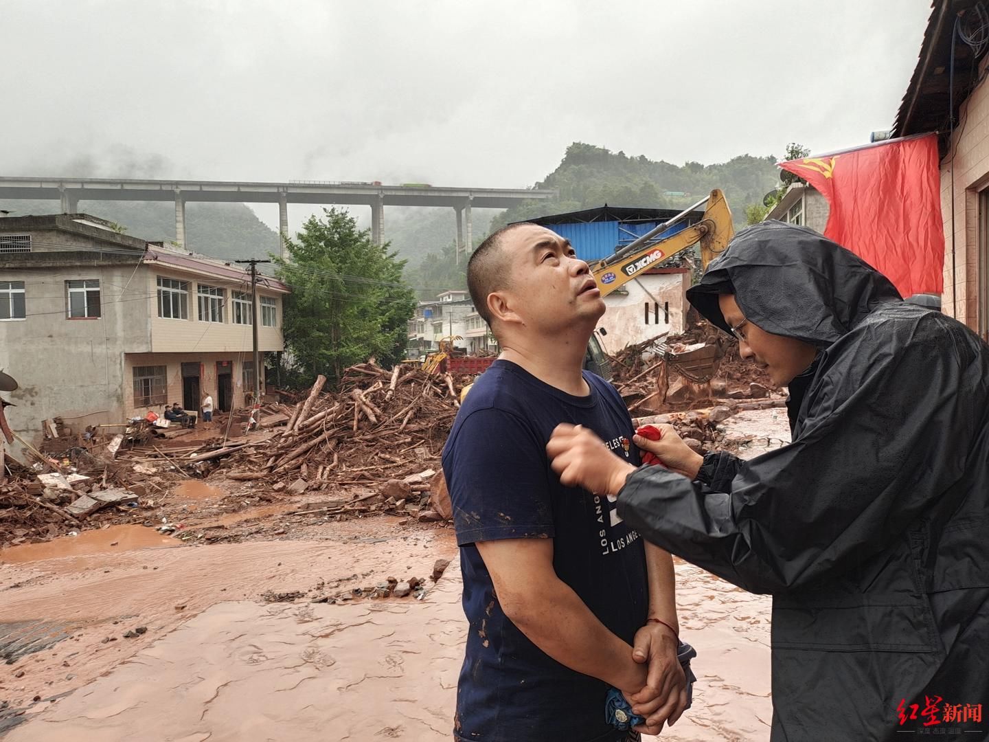  事情|雅安暴雨73岁被埋老人获救后，叮嘱村支书儿子：把村里事情处理好