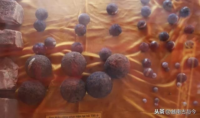  广治省|越南人纪念反法“勤王运动”135周年，迎造反皇帝神位到广治供奉