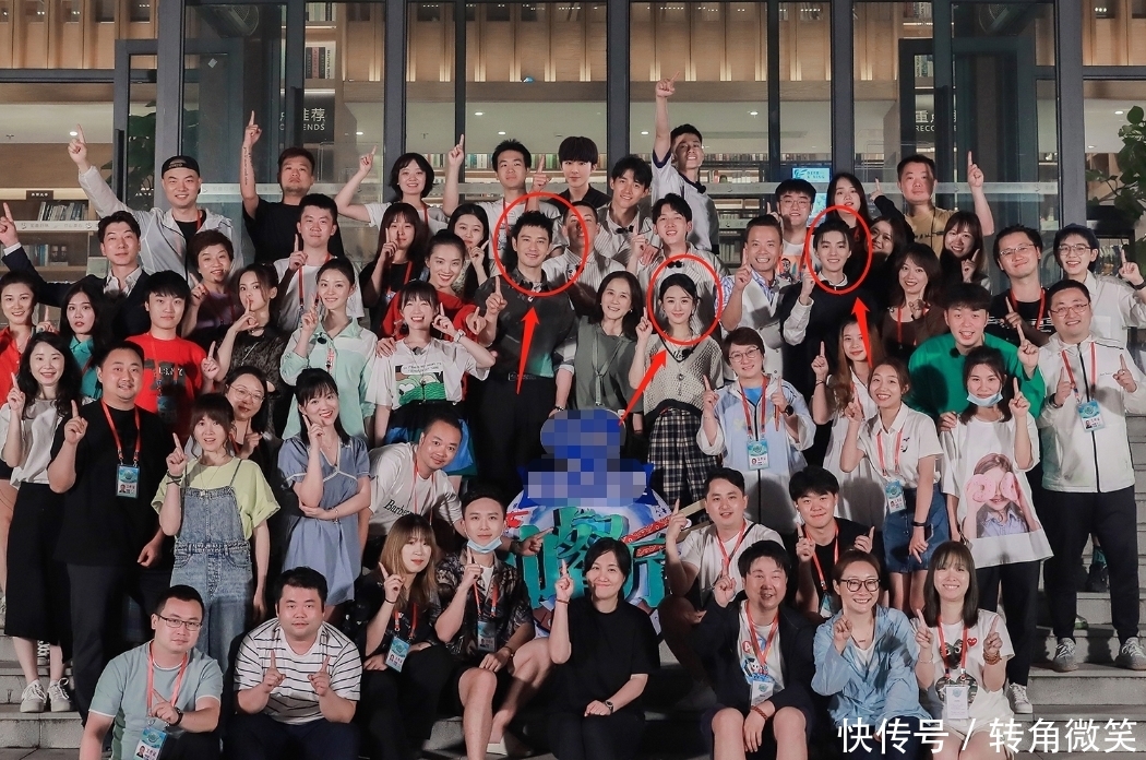  合照|中餐厅4杀青合照，王俊凯新造型超抢眼，我却在关注刘宇宁的头像