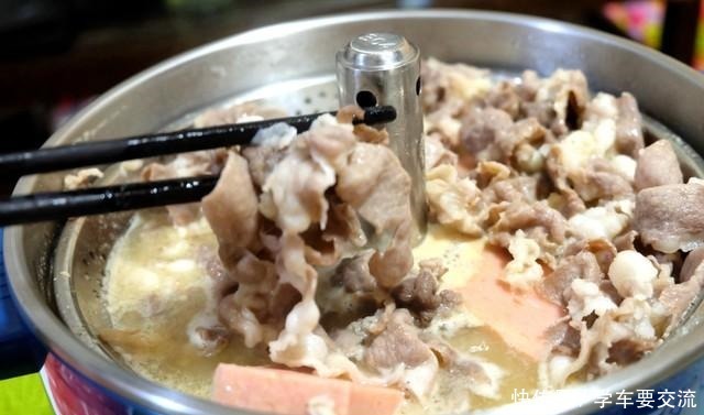 冬天|冬天在家吃火锅乐趣多,孩子自己夹菜,安全不怕烫,妈妈省心多了