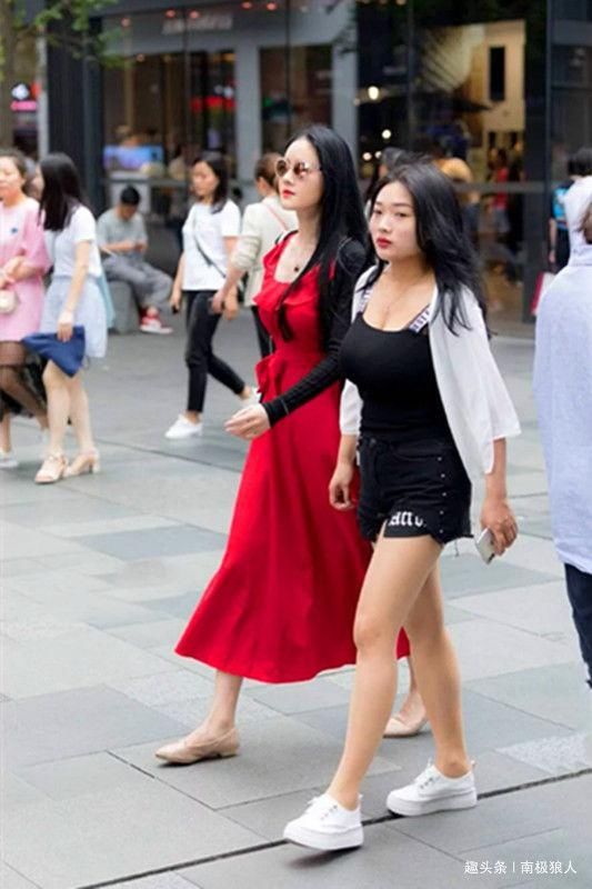  颜值|红花还需绿叶配，美女逛街闺蜜陪，哪一对才是街头的颜值担当呢？
