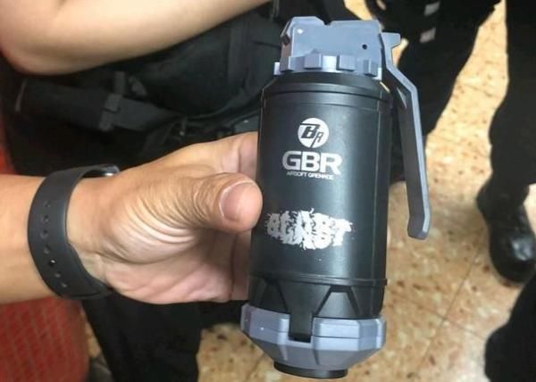 港警|涉嫌藏有仿制手枪伸缩棍及BB弹,3男子被港警拘捕