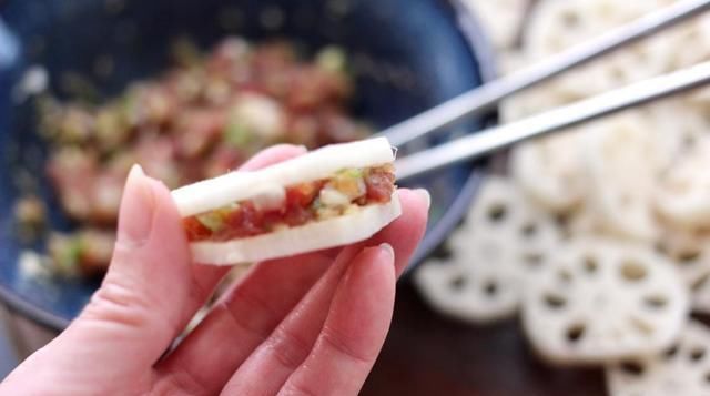  家常|入秋的莲藕最脆，家常版藕盒做法，老公1次能吃10多个