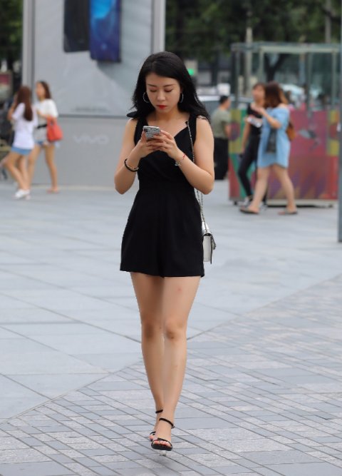 小姐姐|街拍小黑裙美眉，气质高贵又优雅