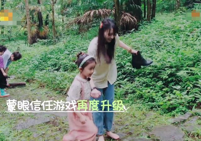  素养|郑爽被小朋友牵着走路，磕到脚时疼到喊叫，她之后的做法看出素养