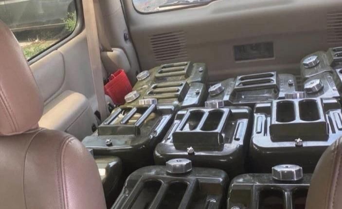 加油站|壹现场丨带着油桶马路边私设“加油站” 两男子被刑拘