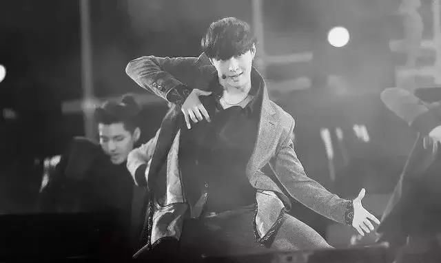 跺出|张艺兴练舞有多拼,把地板跺出坑,比学员还拼命的导师长见识了