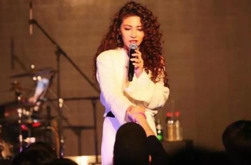  单依纯|《好声音》单依纯战胜钱江涛后，成夺冠热门的同时，也暴露了缺点