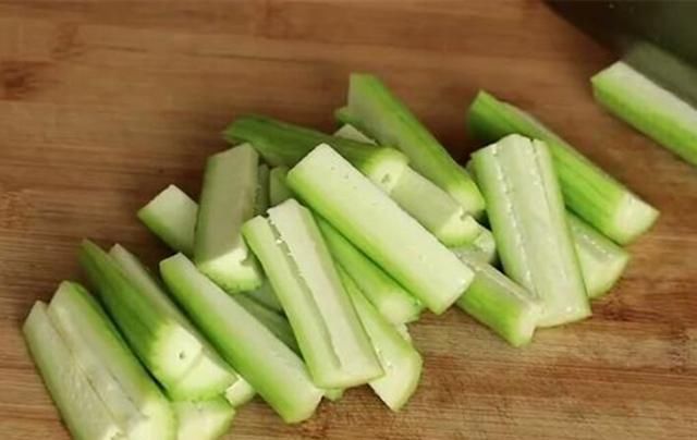  食欲|秘制汁开胃爽口丝瓜条新吃法，食欲大开易消化，美食中的战斗机