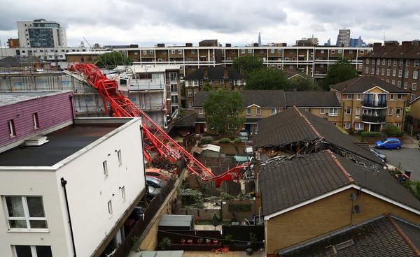  民宅|英国一起重机自6楼高砸落 两层楼民宅遭劈成两半酿1死4伤