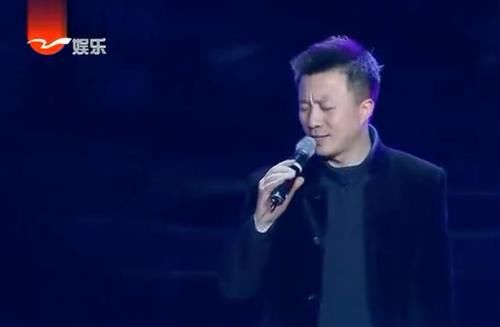  播来|《新闻联播》新主播来了，能唱能跳还能演，他的经历很“出格”