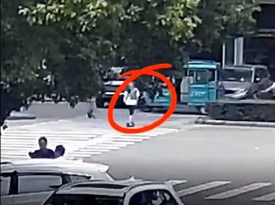  绿化带|斑马线上突然往回跑，象山11岁男孩被车撞进绿化带……