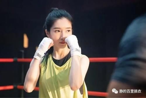  状态|江疏影状态超年轻，黄色运动背心配黑色短裤，尽显活力十足