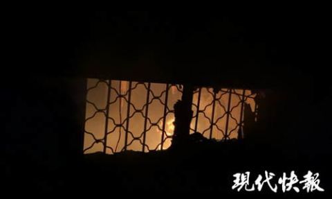 消防员扇扇|消防员救火中暑倒地,一群居民围着他扇扇子