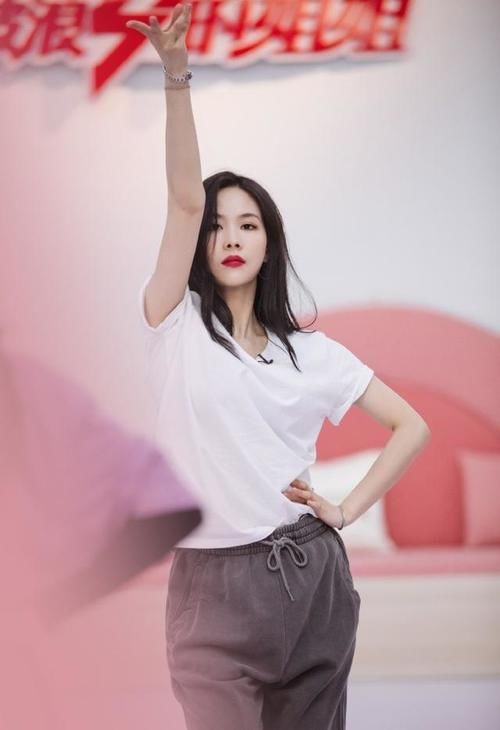  终于|“浪姐”王霏霏终于迎来第一名！舞台造型又A又美，33岁气场大开