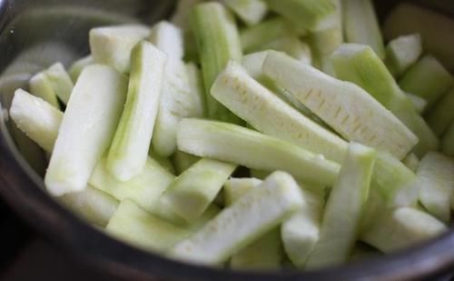  做法|丝瓜试试这种简单的做法，清爽鲜美又解暑，喝一碗还想来一碗