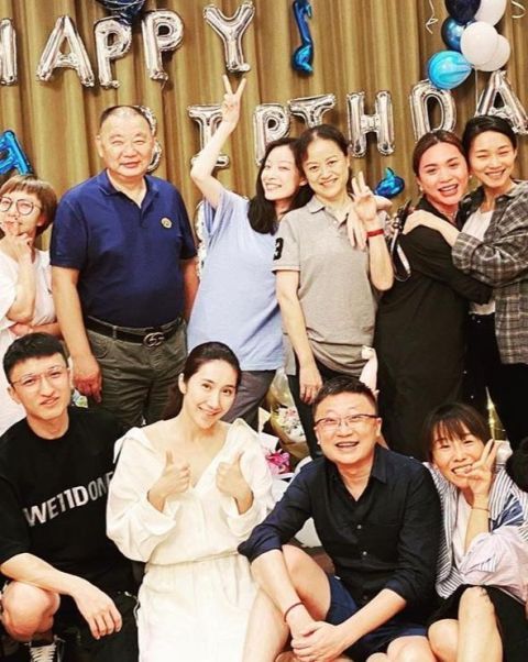  气质|美人美在骨不在皮！倪妮生日照T恤配卫裤，全靠气质撑起来