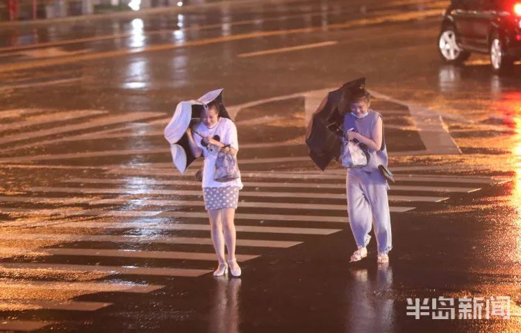 冲跑|地铁停运,海水浴场、崂山景区全线关闭!青岛这场暴雨,小区大门都被冲跑了