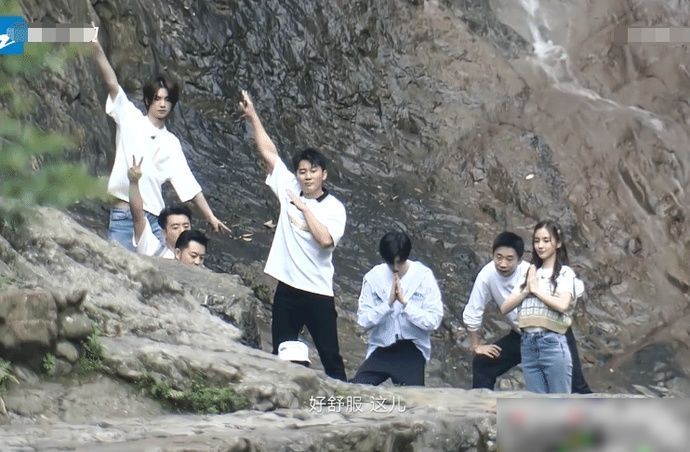 安排|跑男成员集体坐车过水桥,镜头拉近看清座位安排,谁更受宠很明显