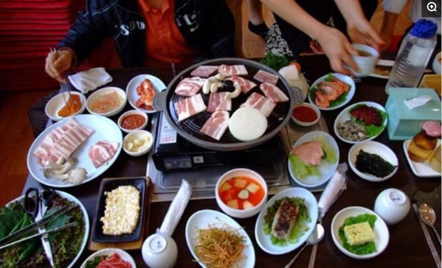  差别|韩国人请客所吃得大餐与韩剧里有些差别，一桌子菜却不知道吃啥