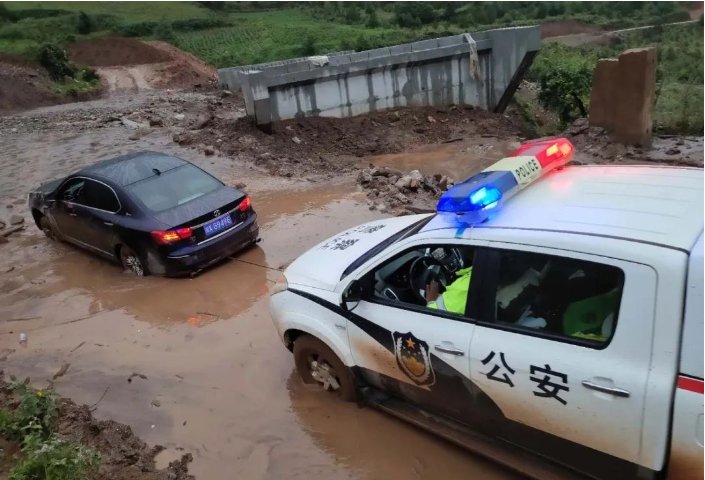  三坝|给力！香格里拉三坝交警中队成功救援泥石流中被困车辆