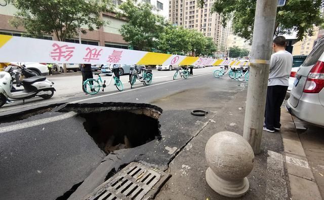 车辆|石家庄闹市突发塌陷，事发时恰缝早高峰，未造成人员和车辆损伤