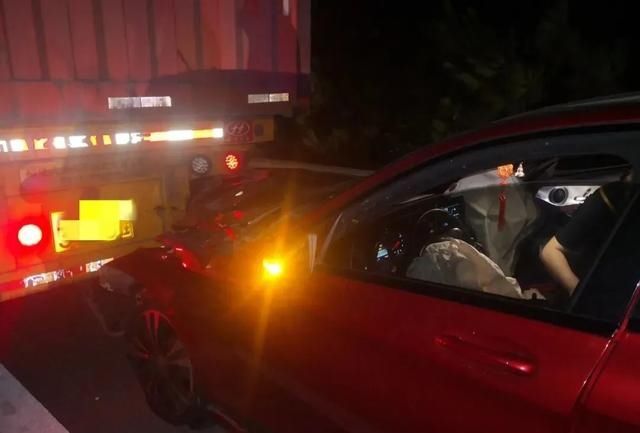  驾驶|车被拖行5公里，女司机险境逃生，事发泉州高速