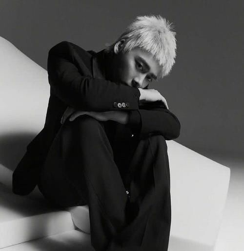 突破|李易峰6月刊突破自我!银发造型+雀斑妆太扎眼,秒变漫画少年?