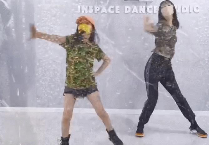  佳音|雷佳音老婆与8岁女儿跳舞，北北长腿初现舞姿帅气，眼睛像极爸爸