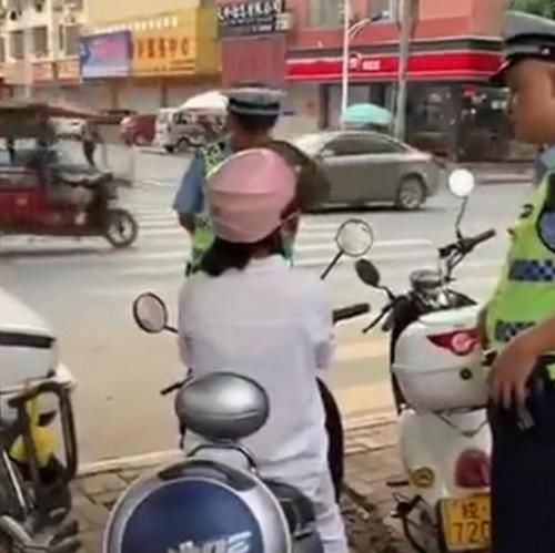  女子|无证驾驶摩托被抓，女子胡搅蛮缠抢钥匙：我没证但我有钱
