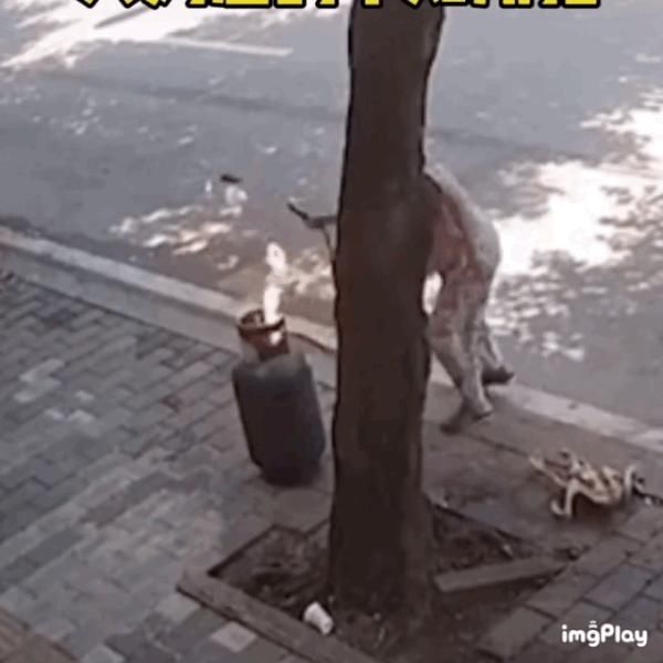  遛弯|神操作！大妈拽着起火的煤气罐当街“遛弯”