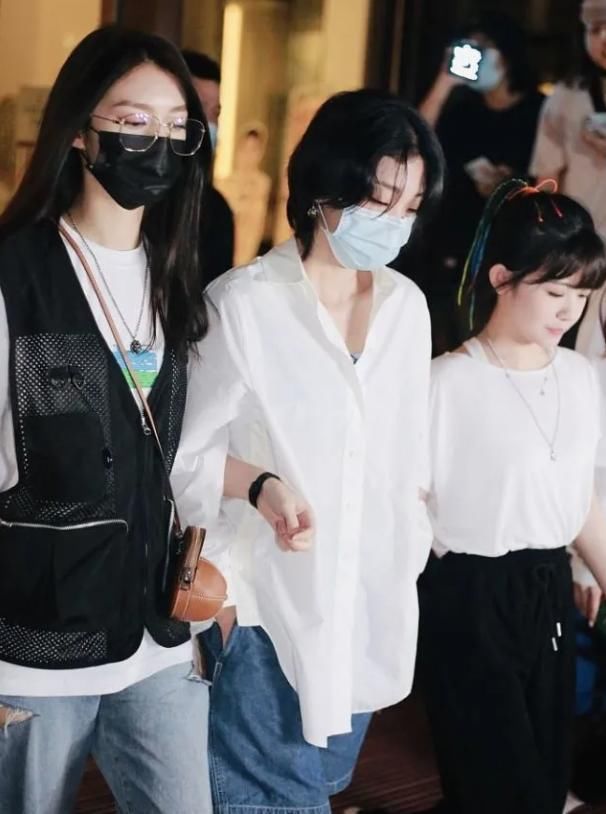  队友|yamy录音事件后现身，队友左右护送