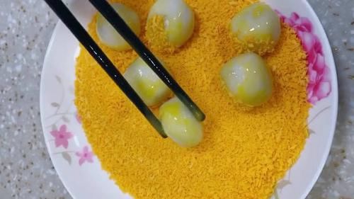 外脆|还在煮元宵?裹上面包糠和鸡蛋液炸,外脆里香比水煮好吃10倍
