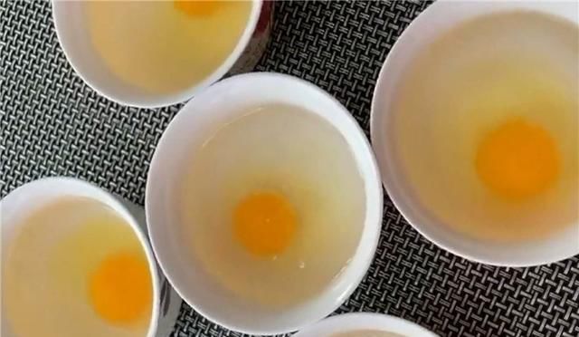 鸡蛋|荷包蛋别再直接下锅水煮了，教你一个小妙招，荷包蛋完整不破超赞