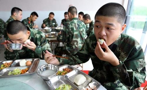 部队|中国部队里的“火头军”做饭有多好吃呢？各种菜系都不在话下