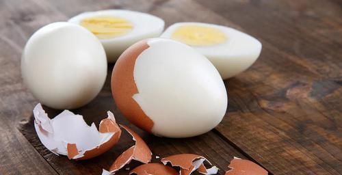 鸡蛋|煮鸡蛋可不能只用清水多加这1步,蛋壳一碰就掉,更嫩更营养