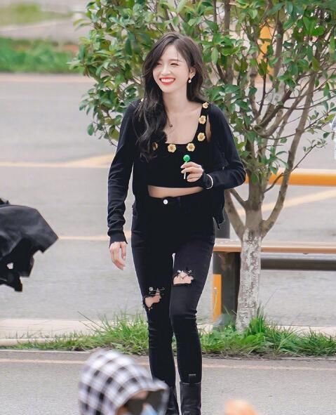  抓拍|吴宣仪录真人秀被抓拍，看到她85斤的腿长啥样，P都不敢这样P！