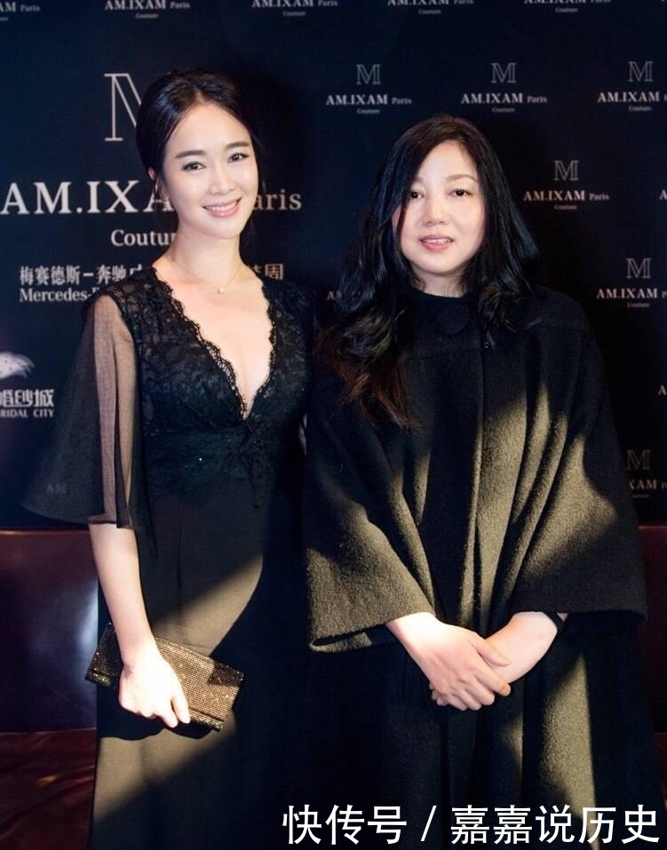 十足|左晓卿很有“阔太太”气质范,穿黑色连衣裙优雅大气,贵气十足