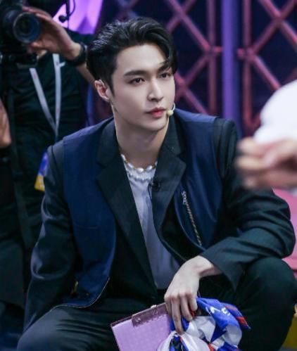  地板|张艺兴被老师大赞舞技，称将一同参加世界比赛，曾为练舞踏坏地板