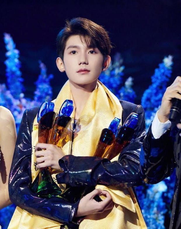 歌手|东方风云榜音乐盛典，几位歌手奖牌拿到手软，再多就真的拿不下了