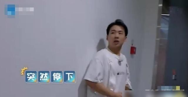  老人|两个《奔跑吧》年轻人“残忍欺负”一个老人