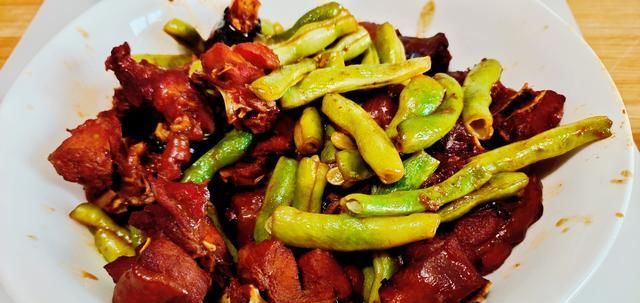  闺蜜|闺蜜来吃饭，简单准备八个菜，最后一碗大虾面让闺蜜全程在找面