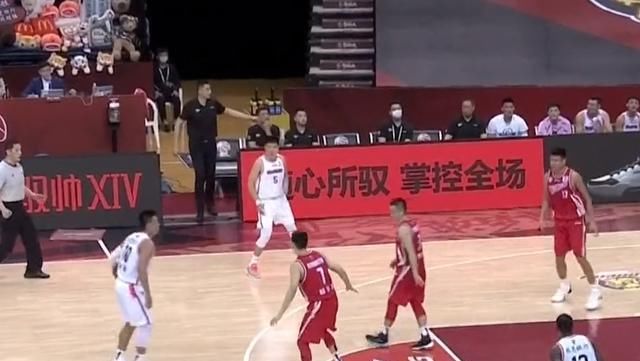  伤情|阿联无对抗受伤，谁注意到杜锋？立马站起安排换人，伤情也已公布