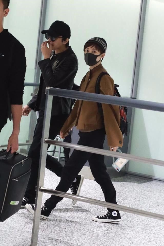 孙俪|孙俪参加书法展，穿休闲衣服搭运动鞋，打扮随意但不影响气质！